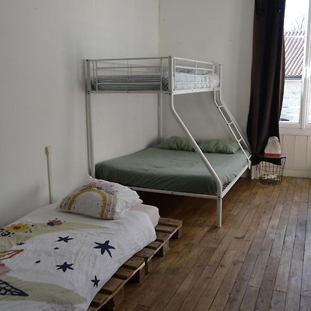 Grande Chambre Familiale Pour 2 A 5 Personnes Lejlighed Chef-Boutonne Eksteriør billede