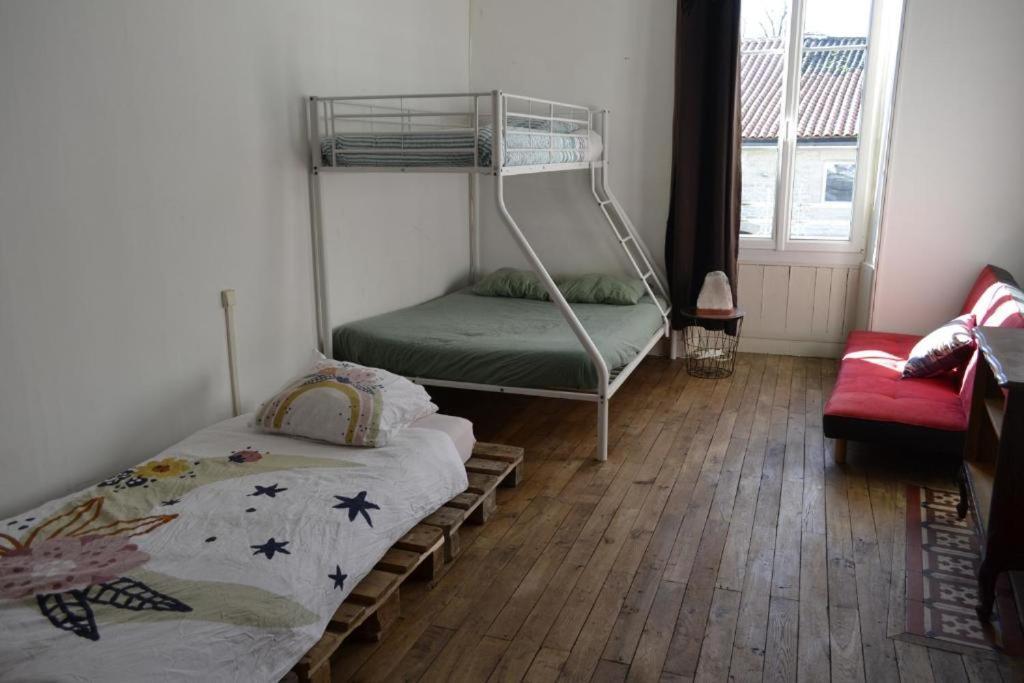 Grande Chambre Familiale Pour 2 A 5 Personnes Lejlighed Chef-Boutonne Eksteriør billede