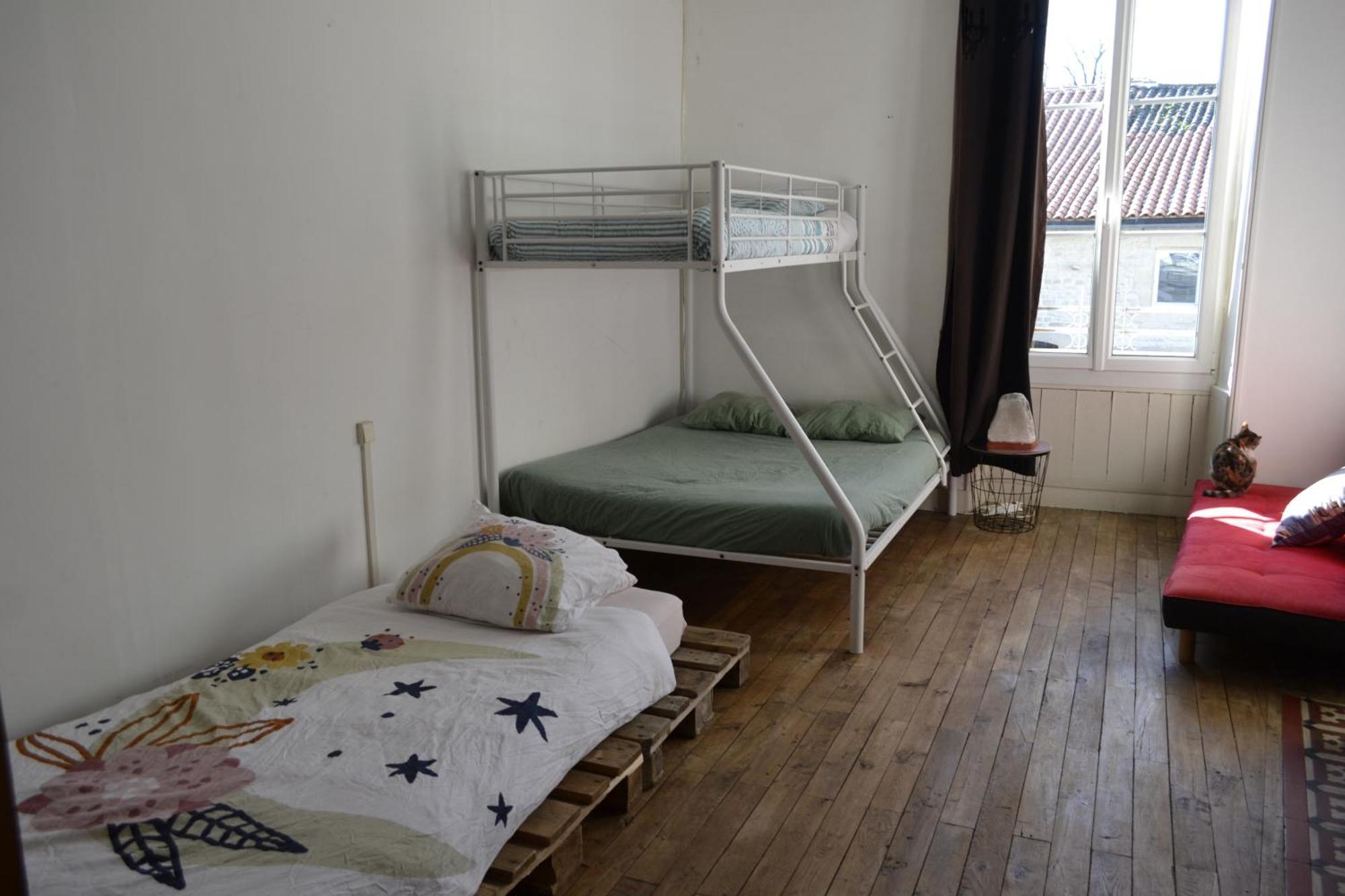 Grande Chambre Familiale Pour 2 A 5 Personnes Lejlighed Chef-Boutonne Eksteriør billede